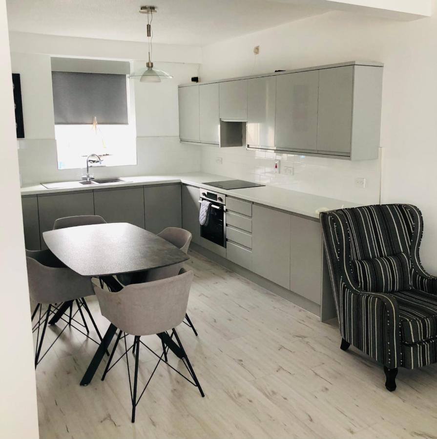 Spacious And Bright Town Centre Apartment Ballycastle Eksteriør bilde